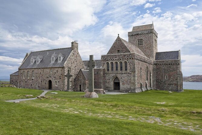 4-Day Magical Mull, Iona & West Highlands Small-Group Tour from Edinburgh - Day 4: Inveraray, Loch Lomond’s Luss, and the walk back to Edinburgh