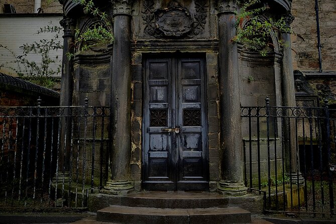 Dark History and Ghost Tour of Edinburgh - St Giles Cathedral and the Heart of Midlothian as your opening scene