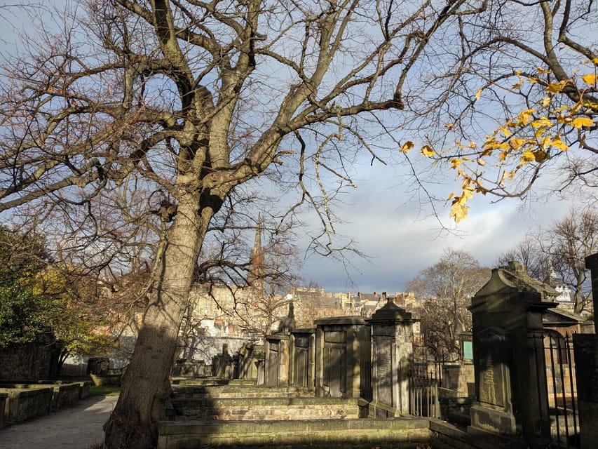 Dark Stories of Edinburgh: walking tour in French - Starting at Canongate Kirk, on the bottom of the Royal Mile