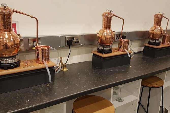 Distill a bottle of Gin on mini copper stills - Arrival routine, welcome drink and how the host sets you up