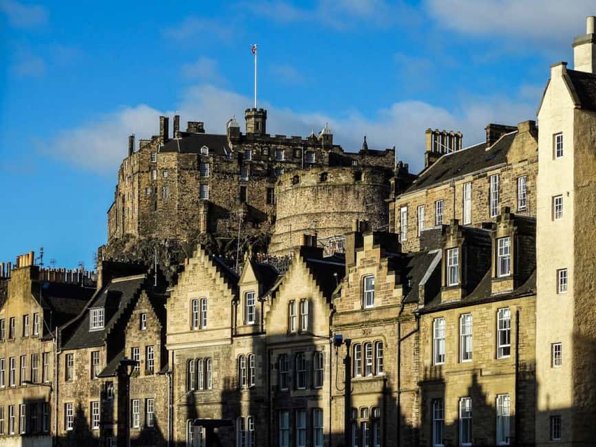 Edimbourg : Visite guidée privée en français avec Clémentine - The Writers’ Museum, Then Edinburgh Castle: Stories That Scale Up