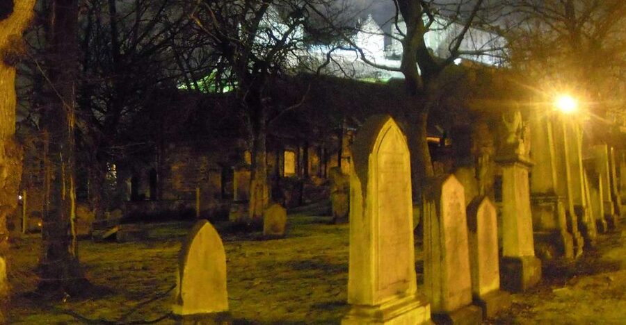 Edinburgh: 2-Hour Ghost Tour in Spanish - Old Town closes at night: what the walking feels like