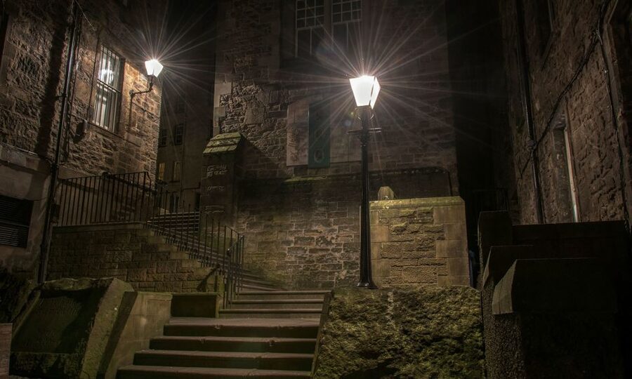 Edinburgh: 2-Hour Ghost Tour in Spanish - The cemetery visit and David Hume’s tomb