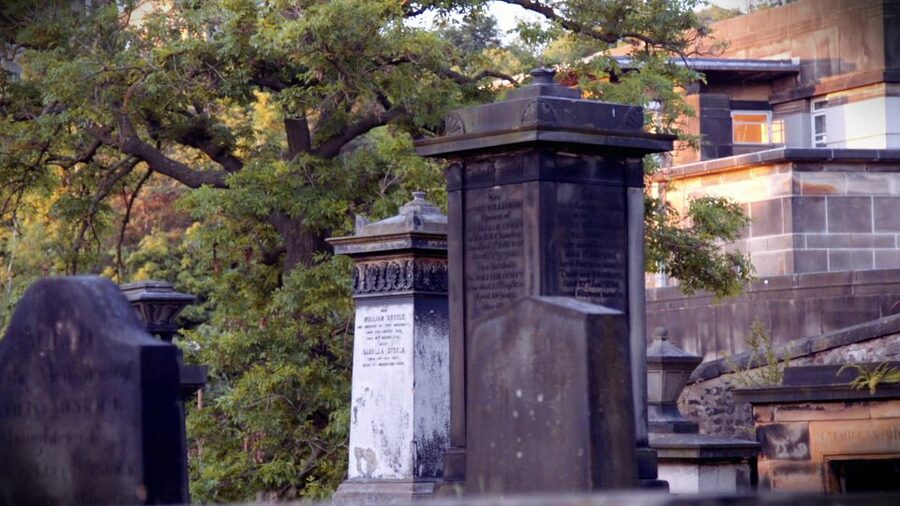 Edinburgh: 2-Hour Ghost Tour in Spanish - Calton Hill and night viewpoints: the payoff moment