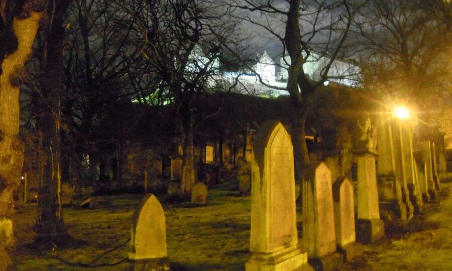 Edinburgh: 2-Hour Ghost Tour in Spanish - Why this tour leans into witches, murder cases, and ghosts