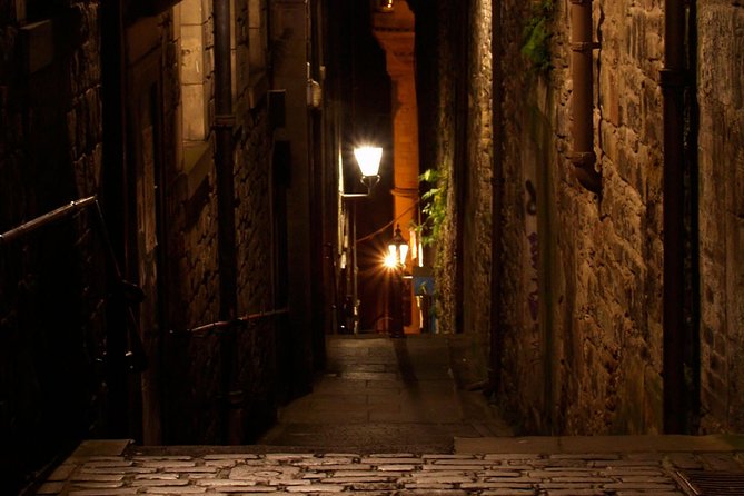 Edinburgh 2 Hour Nighttime Ghost Tour Italian Tour Guide - Edinburgh Castle Ghost Moment, Without Castle Admission