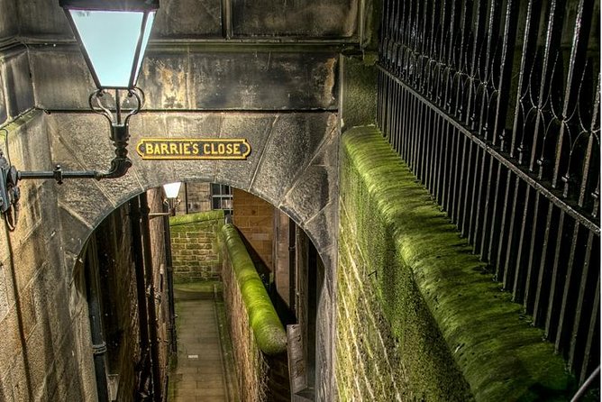 Edinburgh 2 Hour Nighttime Ghost Tour Italian Tour Guide - Where You Start on 190 High St, and How the Route Feels
