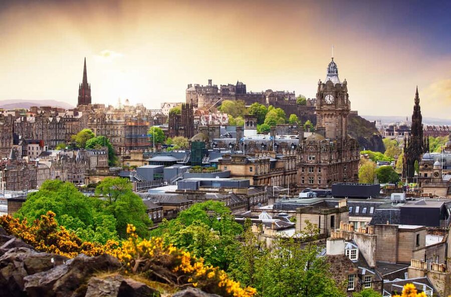 Edinburgh: 3-Hour Guided Secret Food Tour - Stop one: neeps and tatties, then haggis as a proper first course