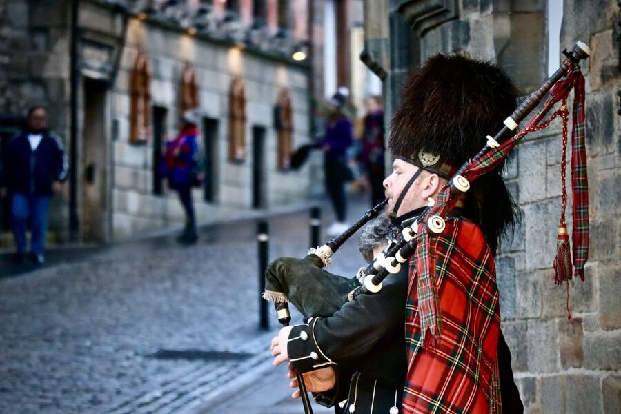 Edinburgh: 3-Hour Guided Secret Food Tour - Lowland single malt whisky sip, timed between courses
