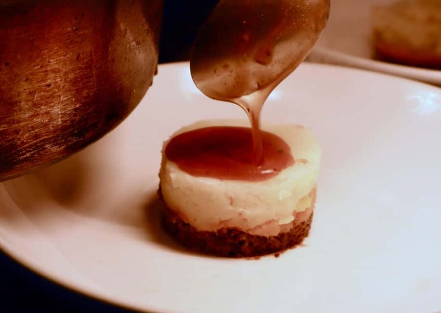 Edinburgh: 3-Hour Guided Secret Food Tour - Meeting at St Giles and walking with a guide, not a map