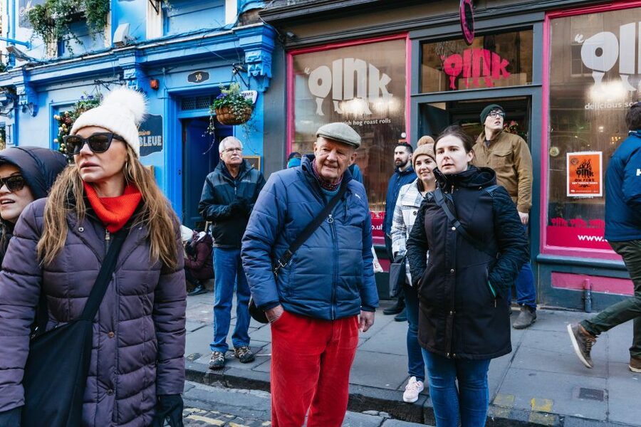 Edinburgh: 3-Hour Guided Walking Tour - City Chambers to Scott Monument, plus courtyards and closes