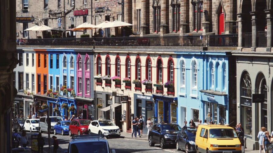 Edinburgh: 3-Hour Historical Walking Tour in Spanish - Edinburgh Castle and the Stone of Destiny Tale Inside