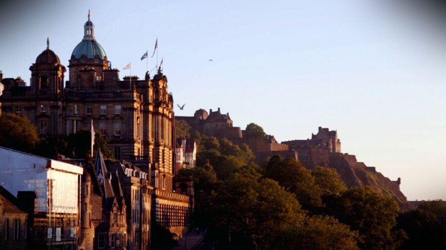 Edinburgh: 3-Hour Historical Walking Tour in Spanish - The Mound to Grassmarket, a Short Pause Before the Darker Turn