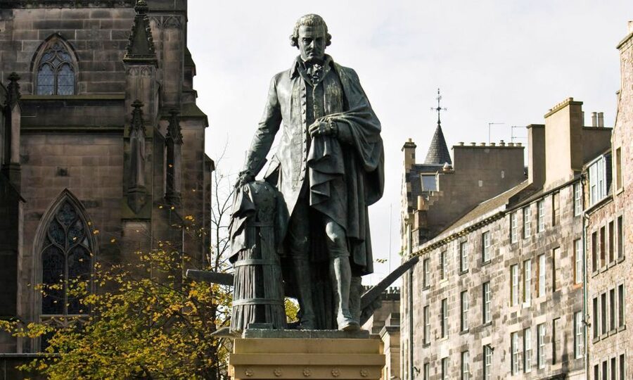 Edinburgh: 3-Hour Historical Walking Tour in Spanish - Walking Comfort, Rain-Ready Clothing, and a Spanish-Language Guide