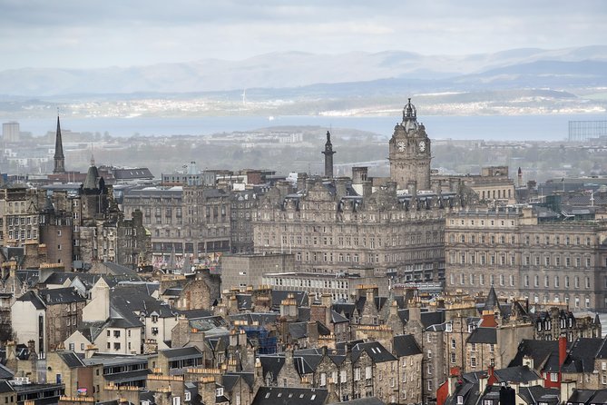 Edinburgh 3 Hour Walking Tour Italian Tour Guide - Around Edinburgh Castle from outside: best views without the time trap