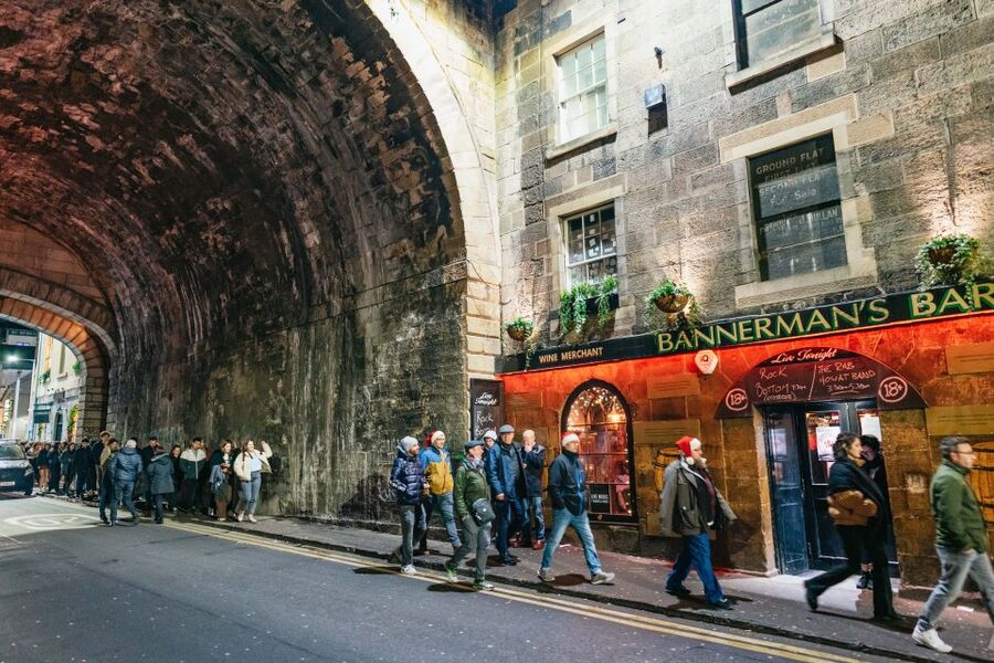Edinburgh: 7 Bar Pub Crawl with 7 Shots & Discounts - Meet your guide: what the guide style feels like