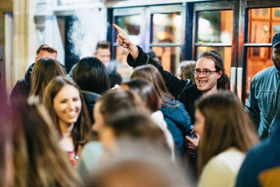 Edinburgh: 7 Bar Pub Crawl with 7 Shots & Discounts - The 5-hour flow: how the crawl actually keeps you moving