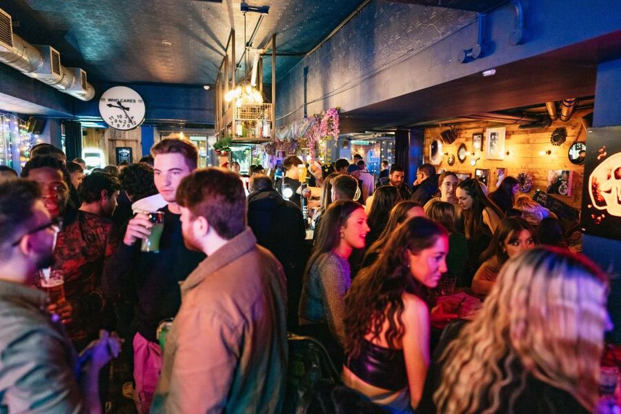 Edinburgh: 7 Bar Pub Crawl with 7 Shots & Discounts - Bar and club stops: what each kind of venue adds to the night
