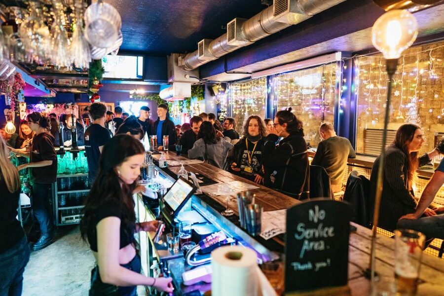 Edinburgh: 7 Bar Pub Crawl with 7 Shots & Discounts - Choosing your timing: best strategy for a smooth night