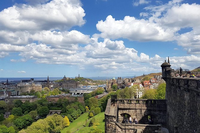 Edinburgh Castle Guided Walking Tour in English - The walk from the Royal Mile to the castle grounds