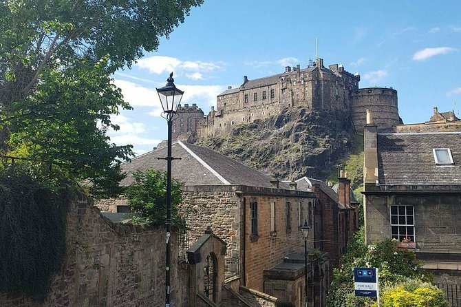 Edinburgh Castle Guided Walking Tour in English - Group size, pacing, and the guides that people rave about