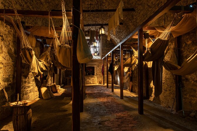 Edinburgh Castle: Guided Walking Tour with Entry Ticket - Weather, roof access, and comfort on Castle Rock