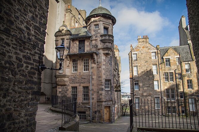 Edinburgh Castle & Royal Mile Walking Tour - Ticket Included - Writers Museum area to Victoria Street: names you recognize, places you remember