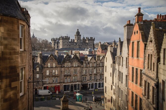 Edinburgh Castle & Royal Mile Walking Tour - Ticket Included - Royal Mile classics: St Giles, Mercat Cross, and the Writers’ Museum