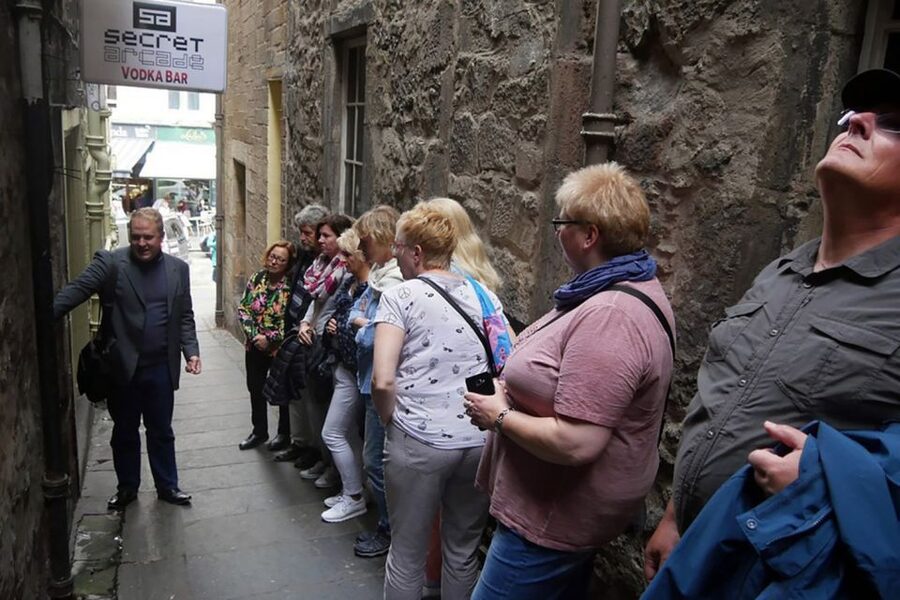 Edinburgh: City Highlights Private Guided Walking Tour - Princes Street and the gardens: the city opens up