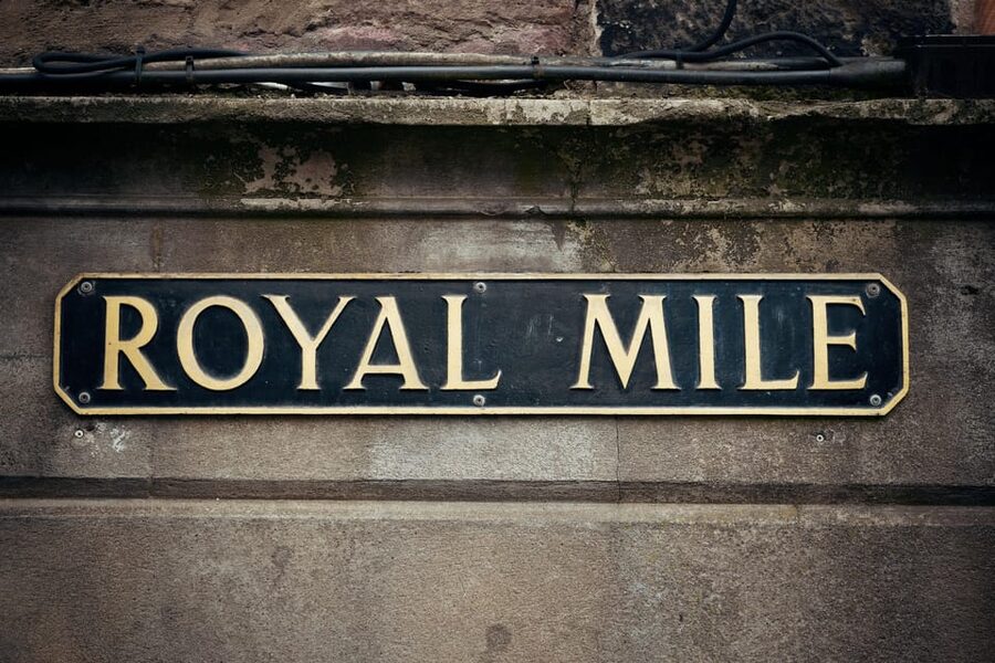 Edinburgh: City Highlights Walking Tour - Greyfriars Kirkyard and Edinburgh’s darker side