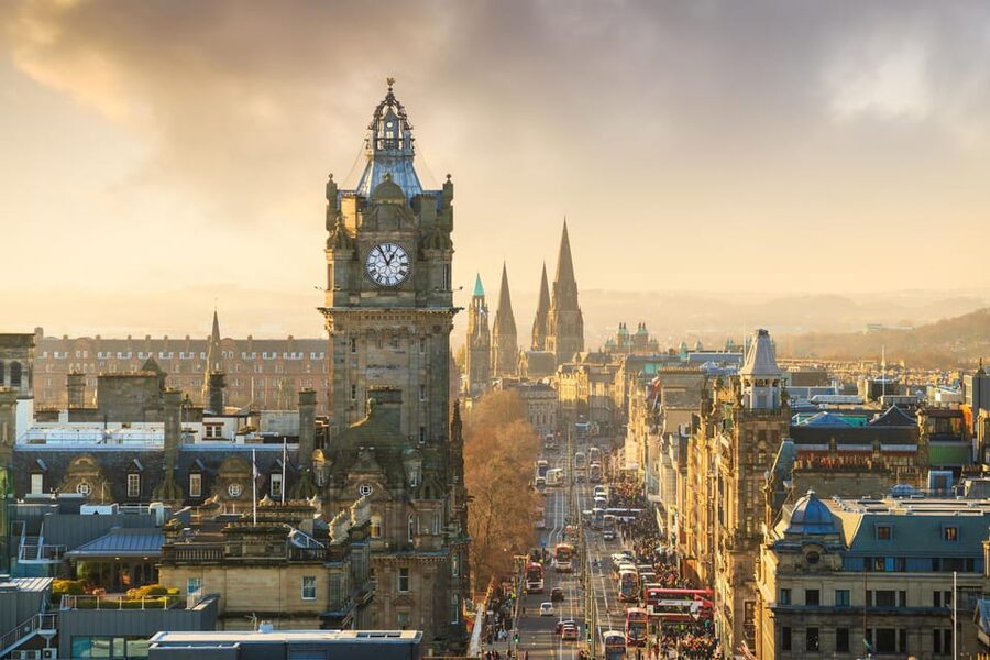 Edinburgh: City Highlights Walking Tour - Meeting at 130 High Street, then getting oriented fast