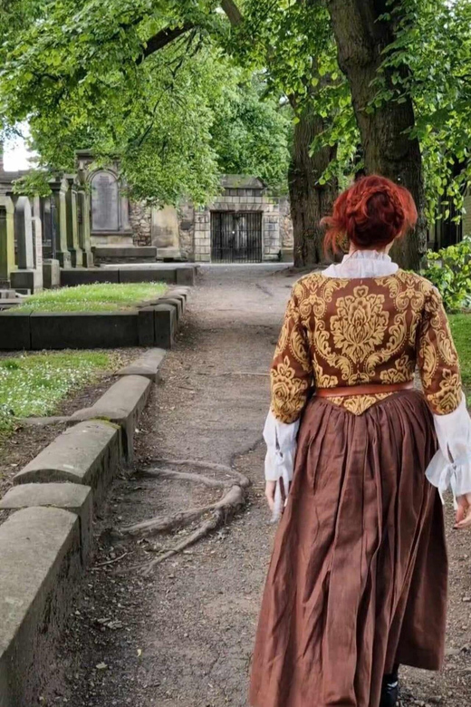 Edinburgh: Crime and Punishment Walking Tour - A costumed true crime walk that still stays practical