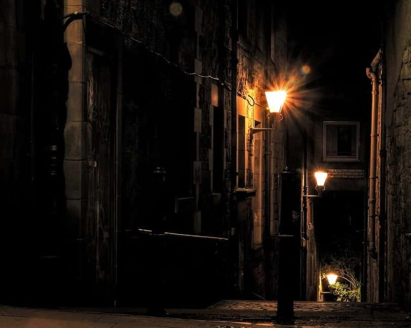 Edinburgh: Dark History Royal Mile Walking Tour - Old Town streets and the “how did I miss that?” moments