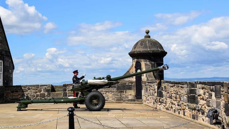 Edinburgh: Edinburgh Castle Guided History Tour with Tickets - Dungeons, prisons, and the castle’s darker infrastructure