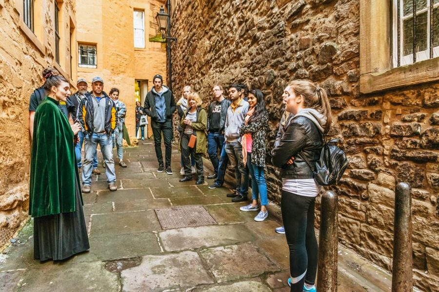 Edinburgh: Evening Underground Ghost Tour - Tour Guides Make or Break It: Acting, Jokes, and Local Storytelling