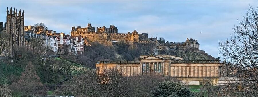 Edinburgh Express: Small-Group Walking Tour in French - Mercat Cross, Edinburgh, and the city’s public life