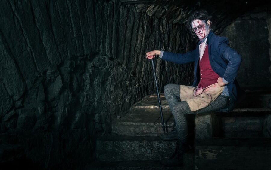 Edinburgh: Extreme Paranormal Underground Ghost Tour - Guides in period costume: the humor that makes the fear fun