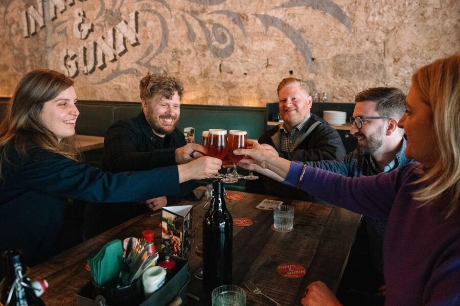 Edinburgh: Food Tour with drinks - 500-Year-Old Tavern Beer, Apple Cider, and the Whisky Snug Finale