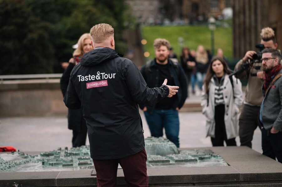 Edinburgh: Food Tour with drinks - Hidden-Side-Street Dining Near the Old Flodden Wall