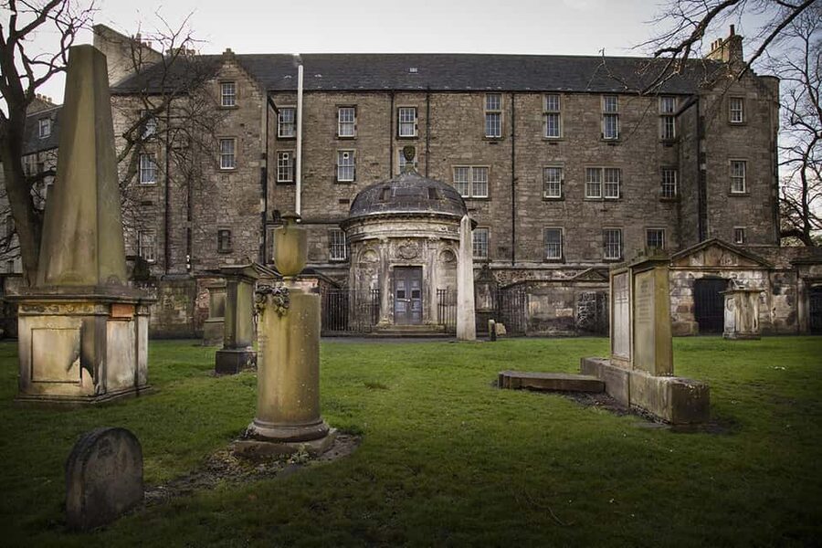 Edinburgh: Full-Day Walking Tour with Edinburgh Castle - Greyfriars Bobby and Greyfriars Kirkyard: local legends with real atmosphere
