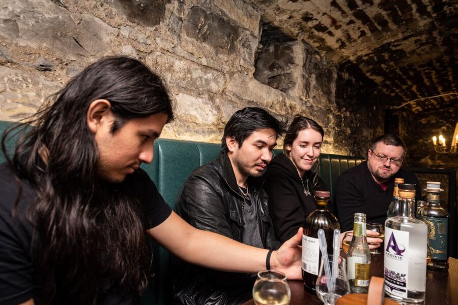 Edinburgh: Gin Tasting at Underground Venue - Where you meet near St Giles Cathedral, and how to plan your timing