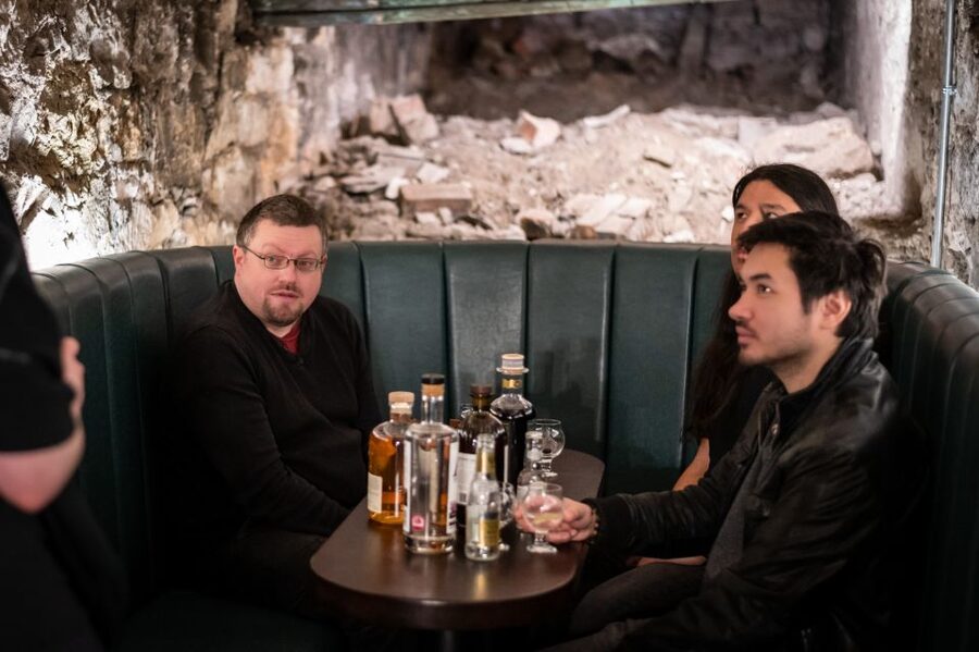 Edinburgh: Gin Tasting at Underground Venue - How the 1 hour session moves, from gin origins to modern styles