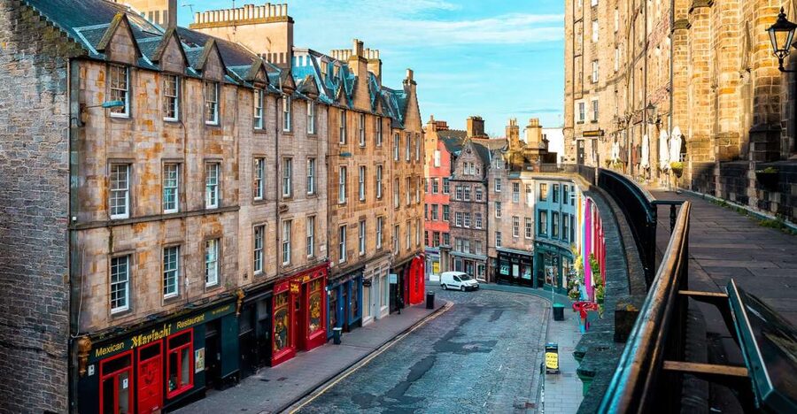 Edinburgh: Guided Harry Potter Tour in French - Old Town streets, cafes, and Rowling’s daily rhythm