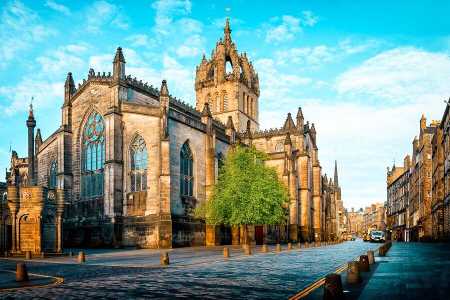 Edinburgh: Guided Harry Potter Tour in French - Rowling’s hand prints, and why that moment lands
