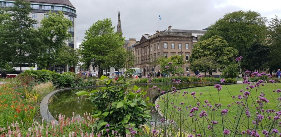 Edinburgh: Guided Tour in French - Old Town Proches: Narrow Streets That Explain the Feel