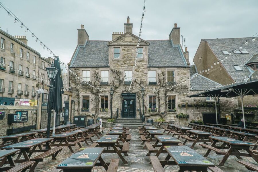 Edinburgh: Guided Whisky Tasting & Walking Tour - Stops Inside the Bars: Where Old Traditions Meet New Streets