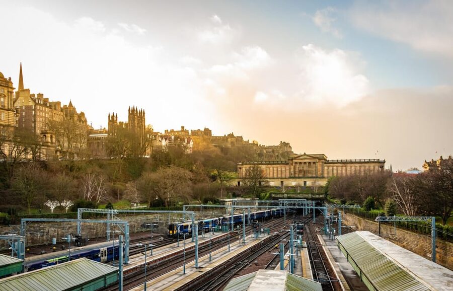 Edinburgh: Harry Potter Tour & Amazing Illusions Experience - Victoria Street and Edinburgh Castle viewpoints, Diagon Alley energy included