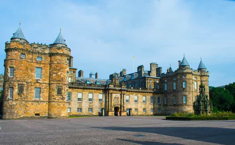 Edinburgh: Harry Potter Tour & Palace of Holyrood Entry - Victoria Street, Diagon Alley vibes, and Edinburgh Castle photo angles