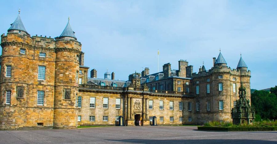 Edinburgh: Harry Potter Tour & Palace of Holyrood Entry - Greyfriars Kirkyard and why the cemetery stop hits harder