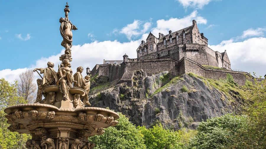 Edinburgh: Harry Potter Tour with Entry to Edinburgh Castle - Old College and Old Town: seeing why the setting feels real